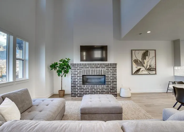 Modern Downtown Provo Townhome W/ Balcony!